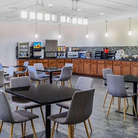 Отель Wyndham Garden Kenosha Harborside Экстерьер фото