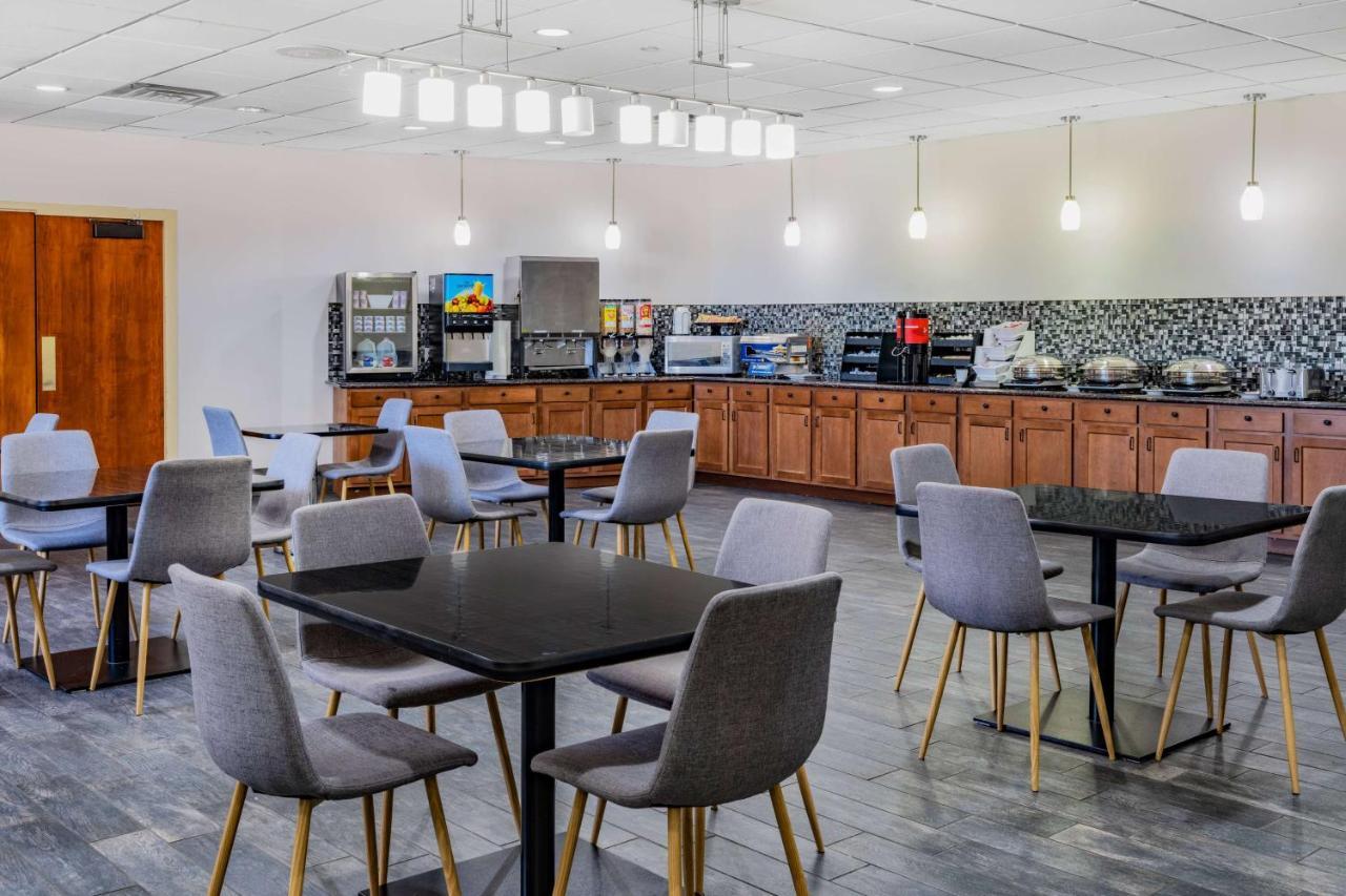 Отель Wyndham Garden Kenosha Harborside Экстерьер фото