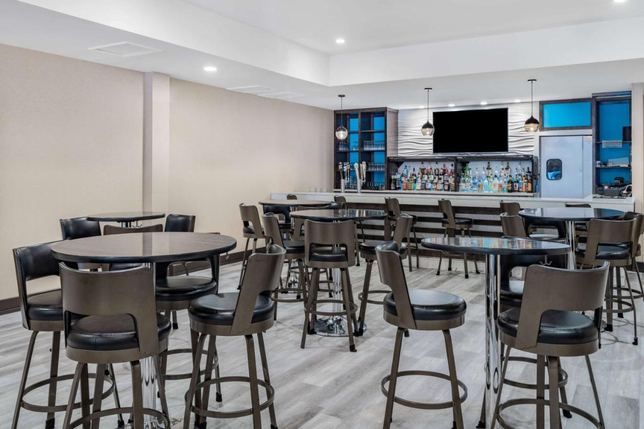 Отель Wyndham Garden Kenosha Harborside Экстерьер фото