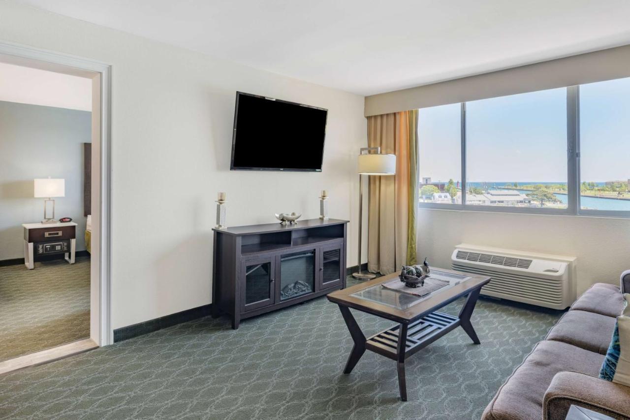 Отель Wyndham Garden Kenosha Harborside Экстерьер фото