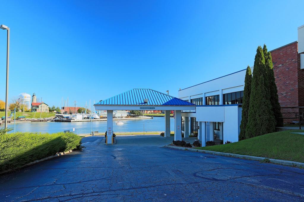 Отель Wyndham Garden Kenosha Harborside Экстерьер фото