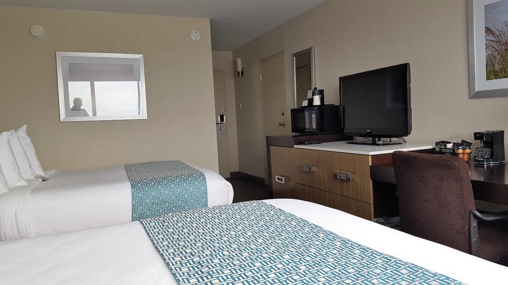 Отель Wyndham Garden Kenosha Harborside Экстерьер фото